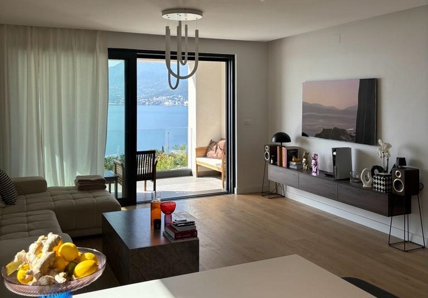 Pokój dzienny z sofą, stołem jadalnym i dostępem do tarasu z widokiem na morze, na sprzedaż w Rijece w Chorwacji.