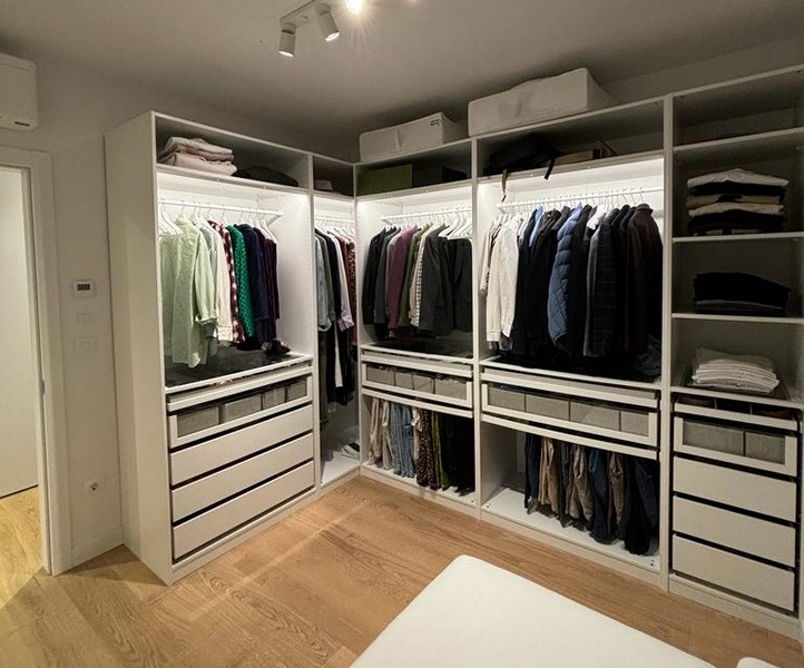 Przestronna garderoba z półkami i szufladami, w mieszkaniu na sprzedaż w Rijece w Chorwacji.