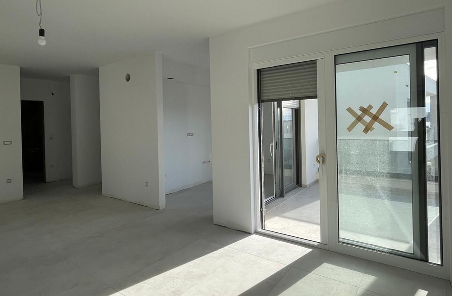 Nowa budowa budynku mieszkalnego w Chorwacji, inwestycja deweloperska w słoneczny dzień