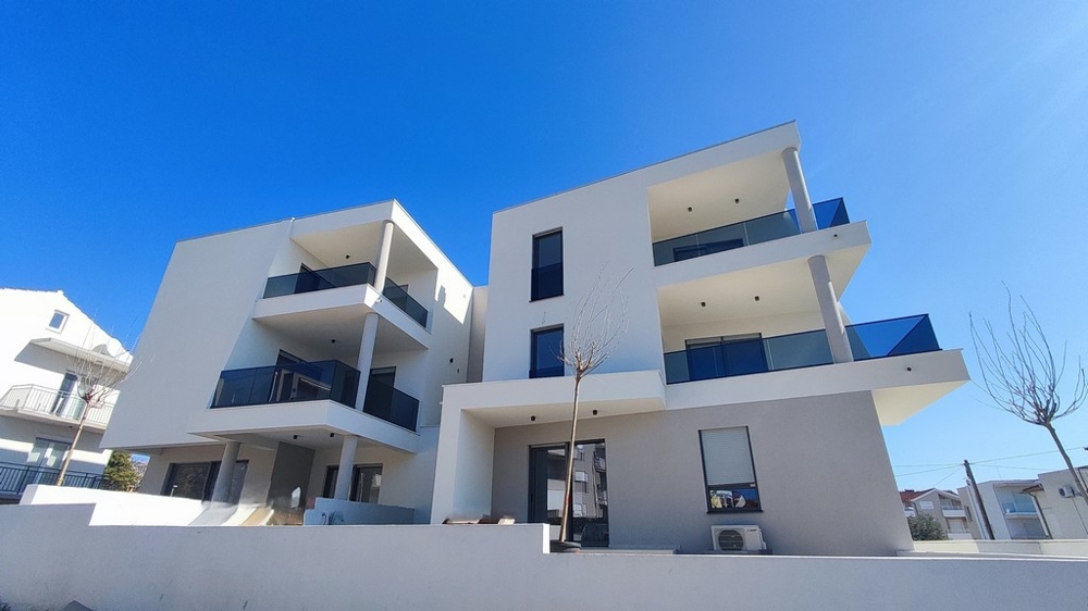 Miejska dzielnica mieszkaniowa z widokiem na Morze Adriatyckie