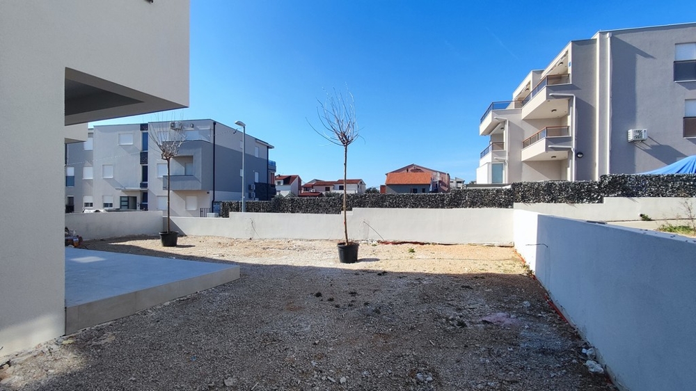 Widoki na morze przez niedokończoną nieruchomość w Chorwacji