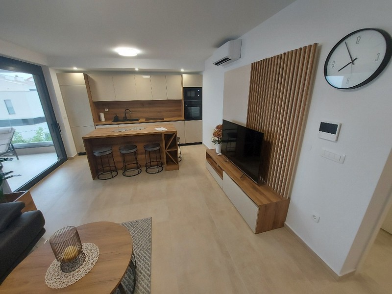 Część mieszkalna i rozrywkowa z telewizorem w penthousie na sprzedaż w Zadarze w Chorwacji