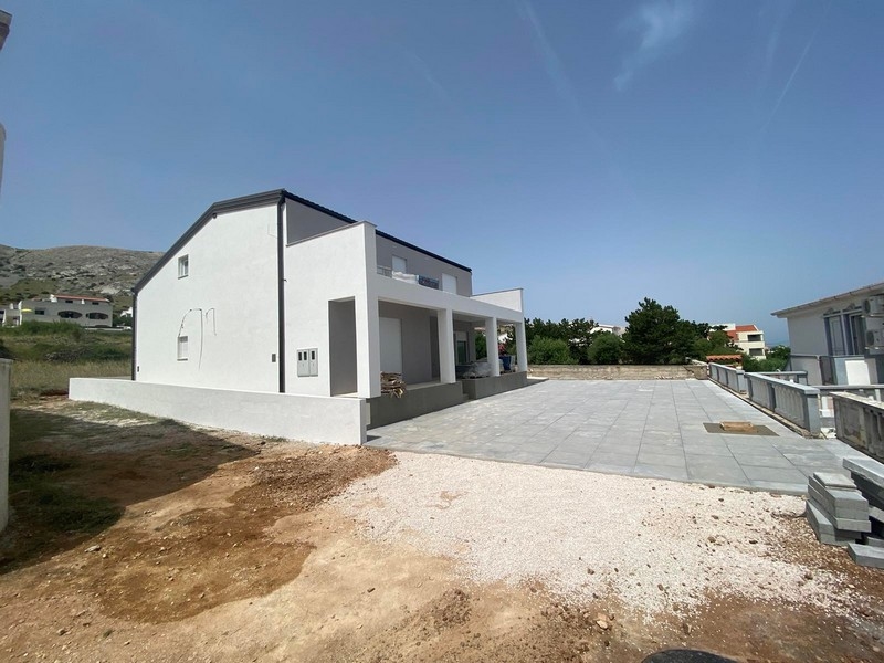 Widok z boku białego mieszkania na górnym piętrze na sprzedaż w Pag, Chorwacja