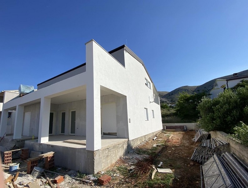 Boczna ścieżka dojazdowa do mieszkania na piętrze na sprzedaż w Pag w Chorwacji, z widokiem na okolicę