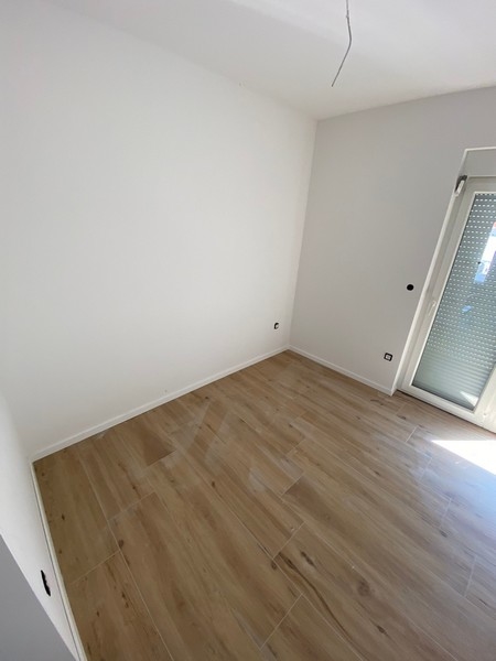 Wygląd zewnętrzny nowoczesnego mieszkania na górnym piętrze na sprzedaż w Pag w Chorwacji, w słoneczny dzień