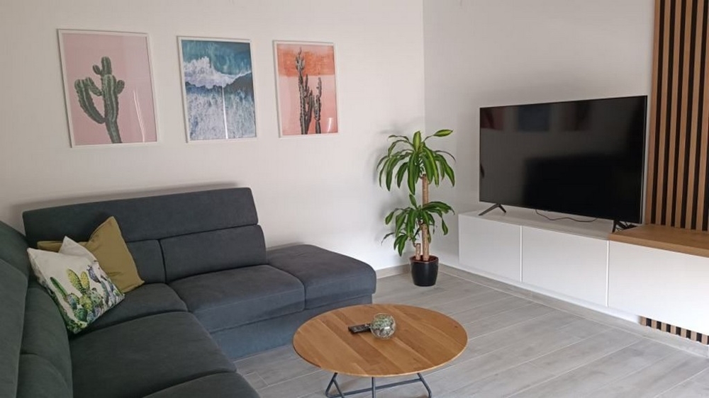Przytulny salon z grafiką na ścianie w mieszkaniu, na sprzedaż w pobliżu Opatiji w Chorwacji