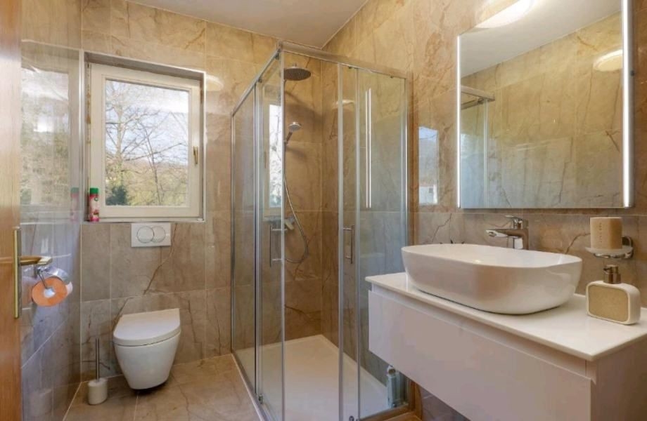 Łazienka z prysznicem i nowoczesnym wyposażeniem w mieszkaniu, na sprzedaż w pobliżu Opatiji w Chorwacji