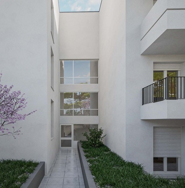 Widok na dziedziniec nowych apartamentów na sprzedaż w Okrug Gornji na Ciovo w Chorwacji, z widokiem na czyste niebo.