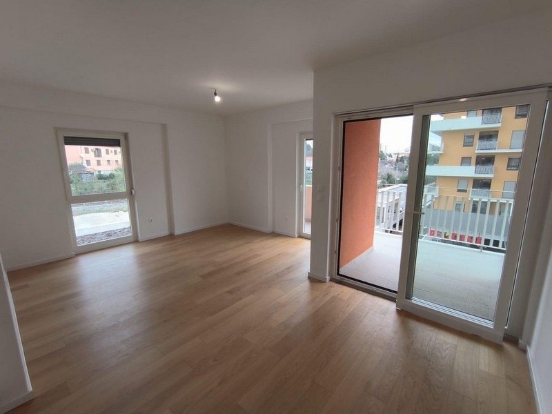 Pokój dzienny z wyjściem na balkon w Rijece, Chorwacja, mieszkanie na sprzedaż z otwartymi drzwiami