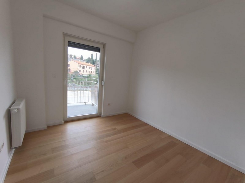 Sypialnia z drzwiami balkonowymi w Rijece, Chorwacja, mieszkanie na sprzedaż