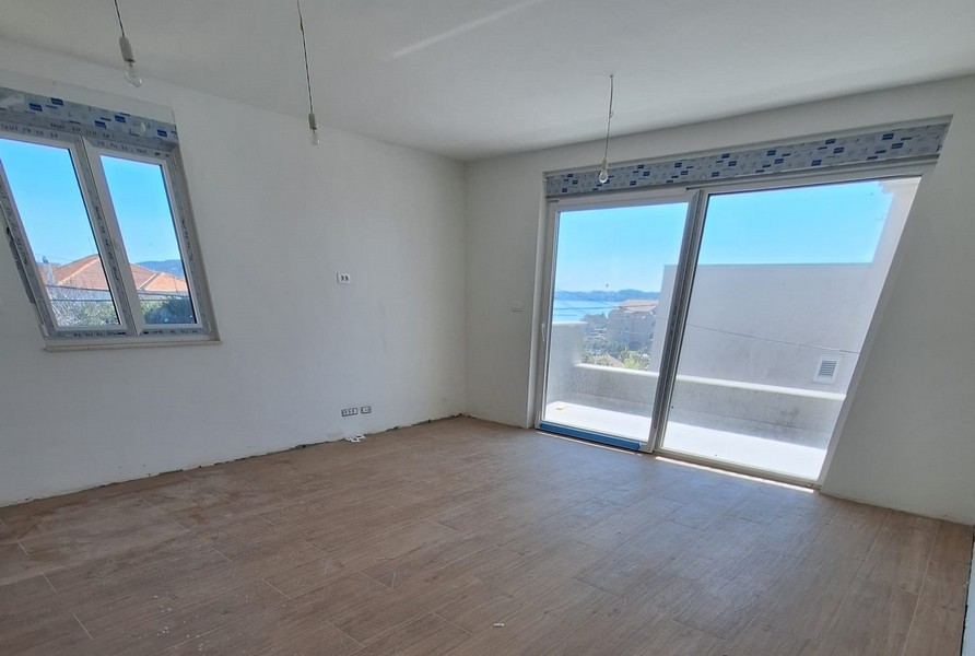 Nieumeblowany apartament z parkietem i dużym oknem z widokiem na morze w Chorwacji, oferowany przez Panorama Scouting