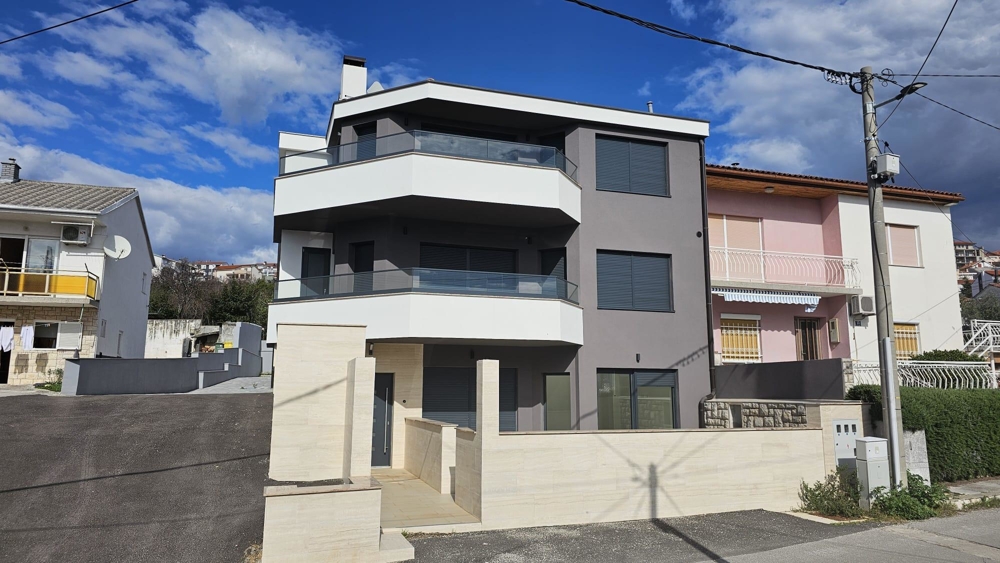 Wygląd zewnętrzny nowoczesnego mieszkania na sprzedaż w Crikvenicy, w Zatoce Kvarner, z wieloma piętrami i balkonami