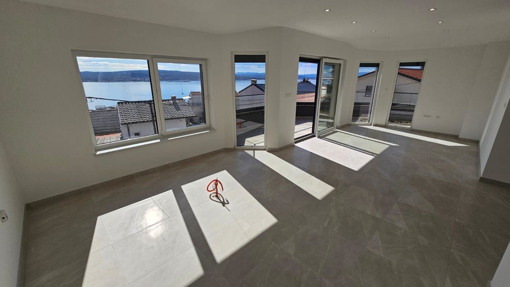 Jasny, pusty salon w mieszkaniu na sprzedaż w Crikvenicy, Zatoka Kvarner, z dużymi oknami i widokiem na morze