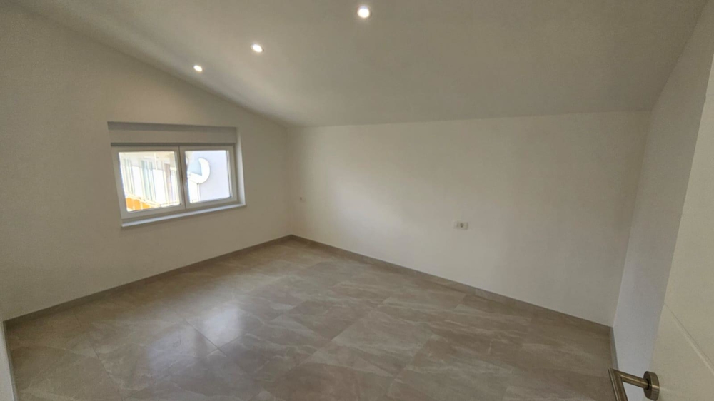 Duża sypialnia w mieszkaniu na sprzedaż w zatoce Kvarner w Crikvenicy, z naturalnym światłem i oprawami typu downlight