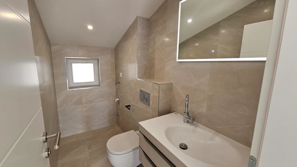 Nowoczesna łazienka z kabiną prysznicową w mieszkaniu na sprzedaż w Crikvenicy, Zatoka Kvarner, Chorwacja