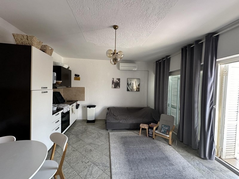 Wnętrze z otwartą kuchnią, salonem z sofą, mieszkanie na sprzedaż w Tisno w Chorwacji