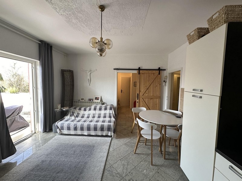 Część dzienna i sypialna z rozkładaną sofą i stołem jadalnym, nieruchomość na sprzedaż w Tisno w Chorwacji