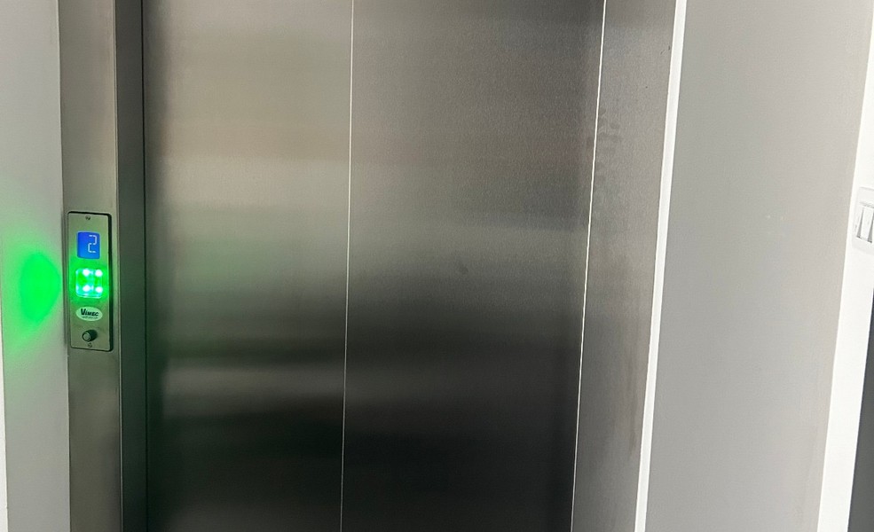 Zdjęcie wnętrza nowoczesnej windy z drzwiami ze stali nierdzewnej w apartamentowcu w Rijece.