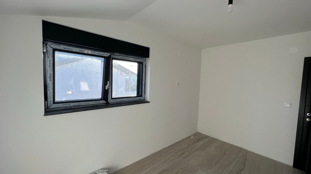 Prosty pokój z widokiem na okno, potencjalna sypialnia w mieszkaniu w Chorwacji