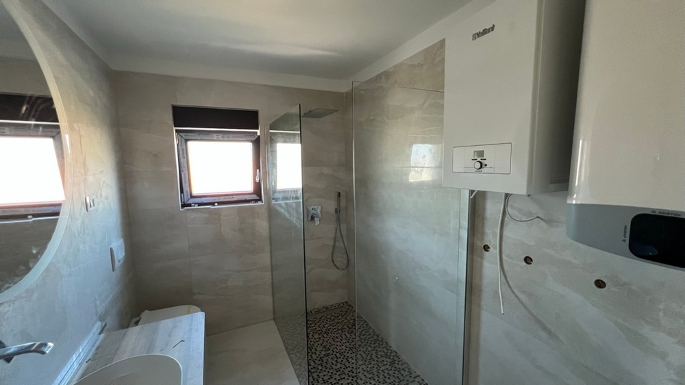 Elegancka łazienka z nowoczesnym prysznicem, charakterystyczna dla wysokiej jakości nieruchomości w Chorwacji.”