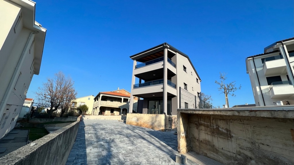 Utwardzony dostęp do nowego budynku, cecha wysokiej jakości nieruchomości na wyspie Krk.