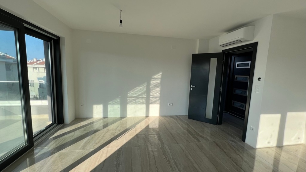 Sypialnia z widokiem oddaje poczucie spokoju i ekskluzywności nieruchomości na wyspie Krk.