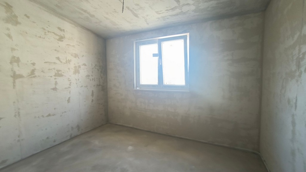 Pusty pokój z oknem w mieszkaniu w budowie, nieruchomość w Chorwacji