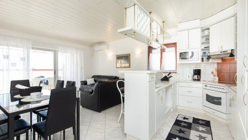 Nieruchomości Chorwacja, Baška, Wyspa Krk Sprzedam mieszkanie, pokój dzienny z aneksem kuchennym