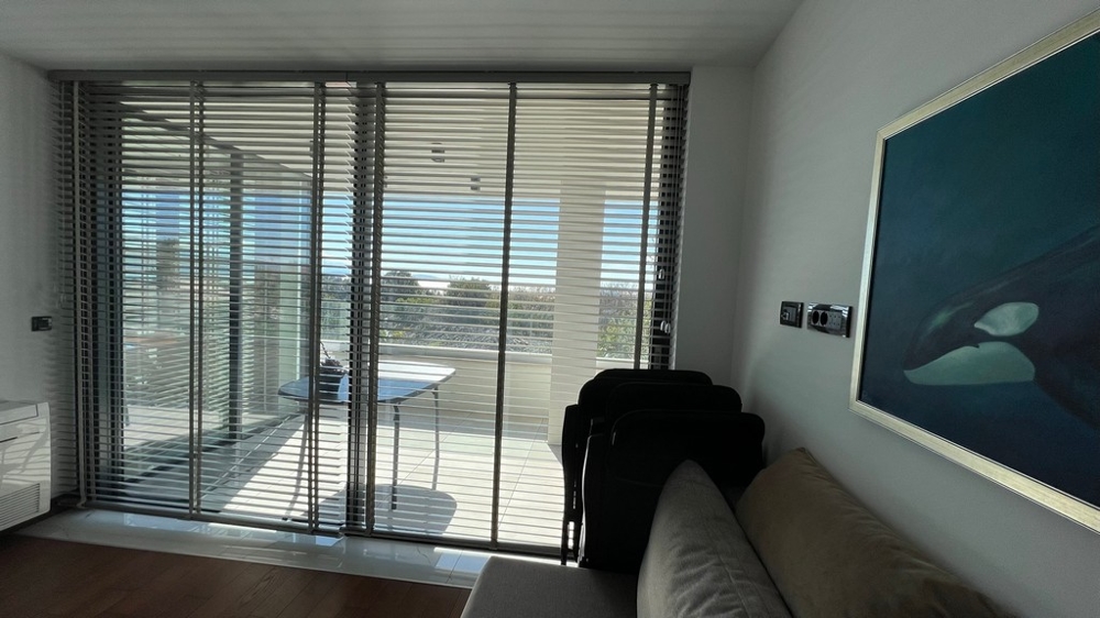 Nieruchomości Chorwacja, Miasto Krk, Wyspa Krk Mieszkanie na sprzedaż - pokój dzienny z drzwiami tarasowymi