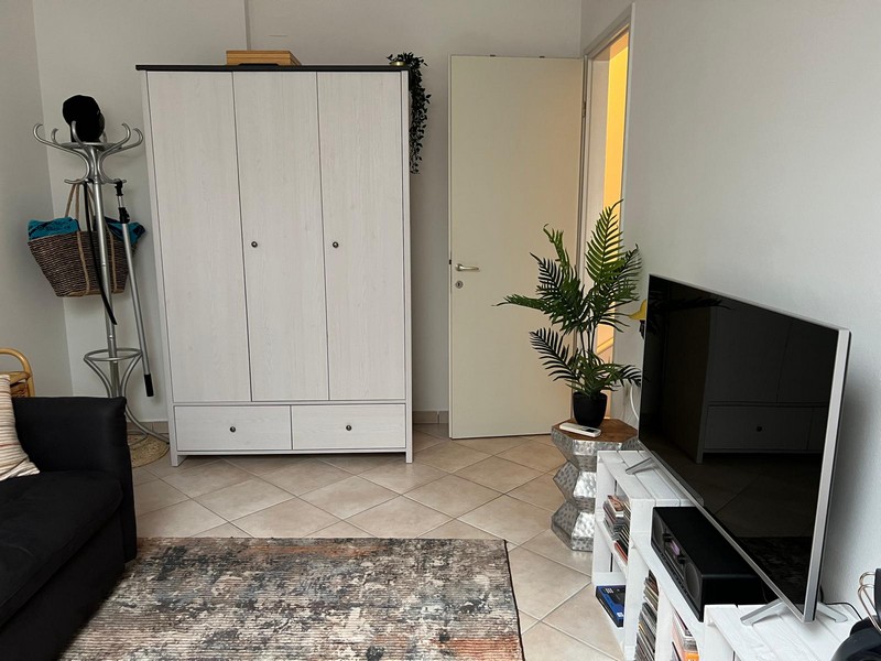 Na piętro prowadzą wewnętrzne schody.