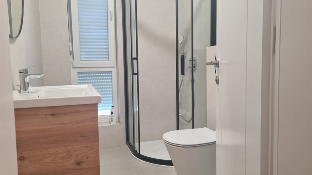 Druga łazienka w mieszkaniu w Novalji na wyspie Pag, z kabiną prysznicową i nowoczesnym designem, nieruchomość w Chorwacji