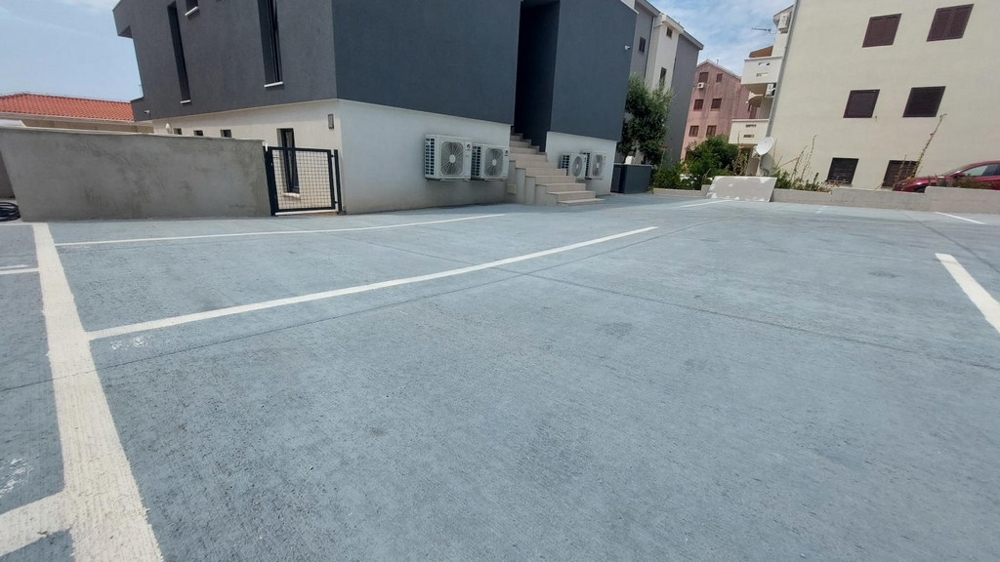 Miejsce parkingowe na zewnątrz posesji A3294.