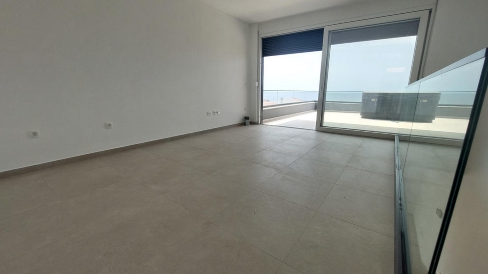 Nowoczesna łazienka z dużym prysznicem, toaletką i toaletą, wyłożona jasnymi kafelkami