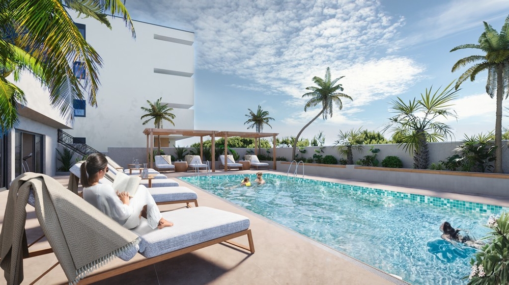 Nieruchomość w Chorwacji, Makarska, apartament z widokiem na morze: Kobieta czytająca książkę na leżaku przy basenie, otoczona palmami i patrząca na morze