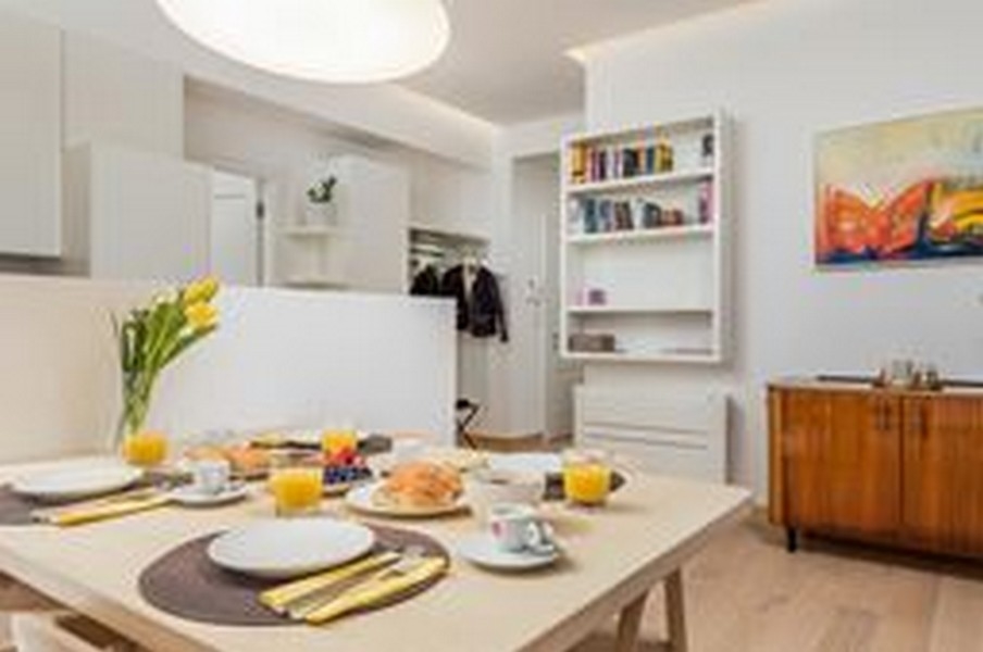 Stół śniadaniowy w nowoczesnym salonie, idealny dla nabywców nieruchomości w Chorwacji