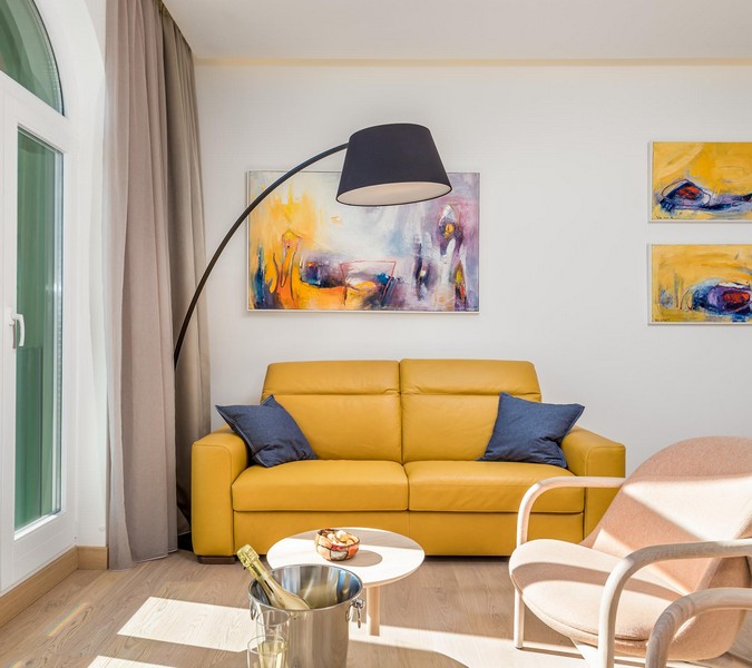 Jasny salon z żółtą sofą, idealny dla osób zainteresowanych nieruchomościami w Chorwacji