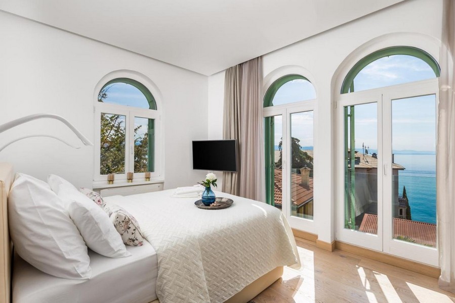 Sypialnia z balkonem i widokiem na morze