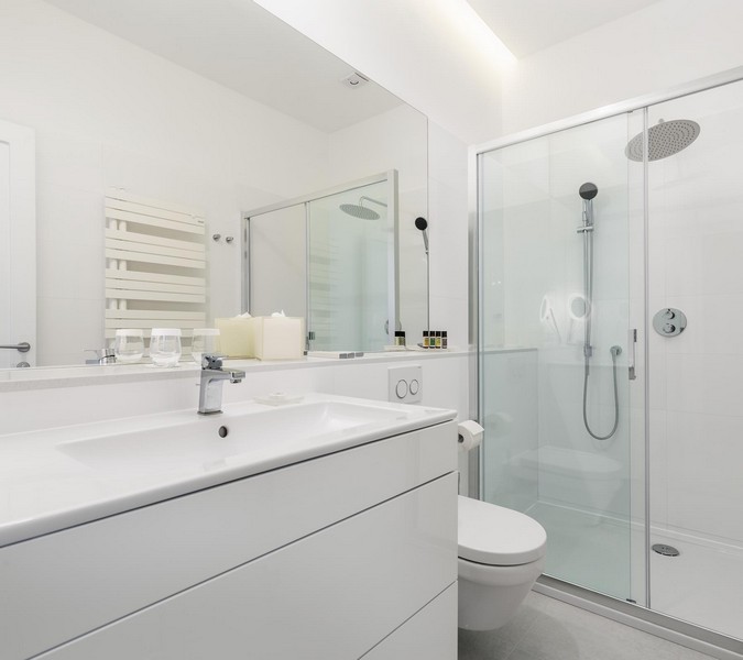 Nowoczesna łazienka ze szklanym prysznicem