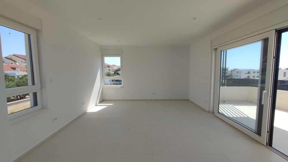 Niedokończony pokój z wyjściem na balkon i widokiem na morze