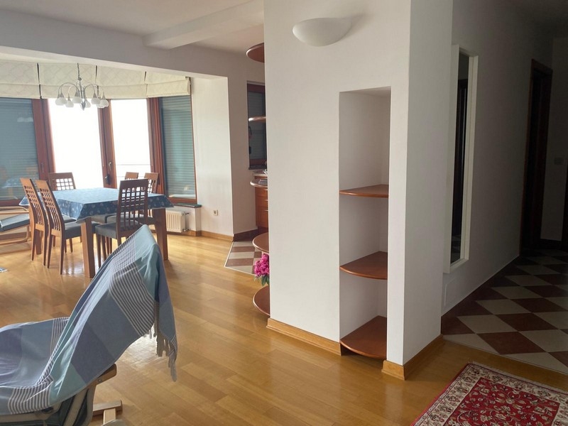 Dobrze oświetlony korytarz prowadzący do różnych pomieszczeń w apartamencie w Chorwacji.