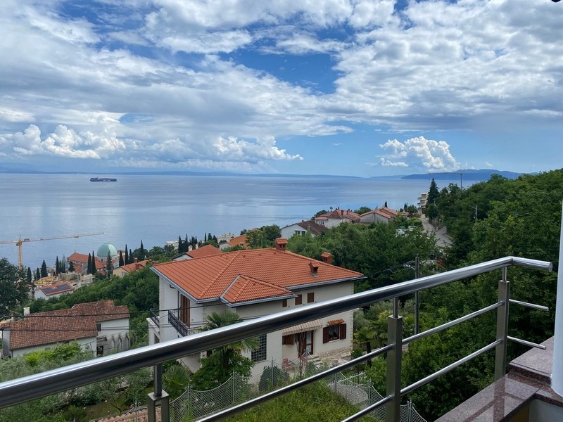 Spektakularna nieruchomość w Chorwacji Widok na morze z apartamentu w Opatiji.