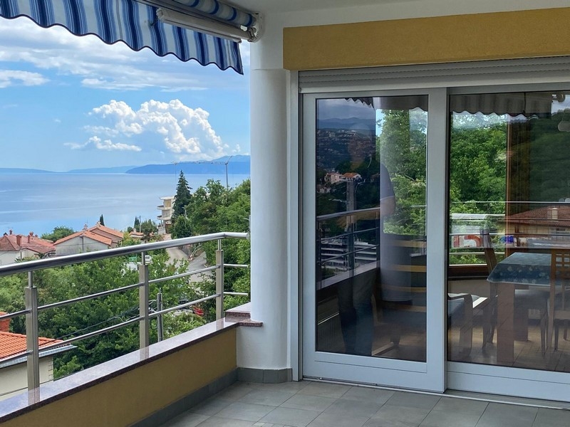 Jadalnia z dużymi oknami, z których roztacza się widok na morze i okolicę.