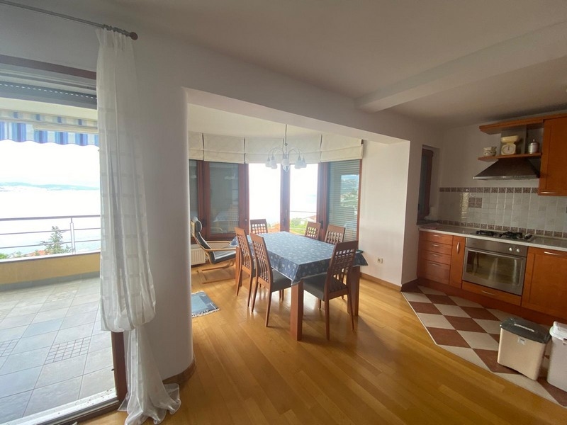 Jasna kuchnia i jadalnia z widokiem na morze w nieruchomości w Chorwacji.