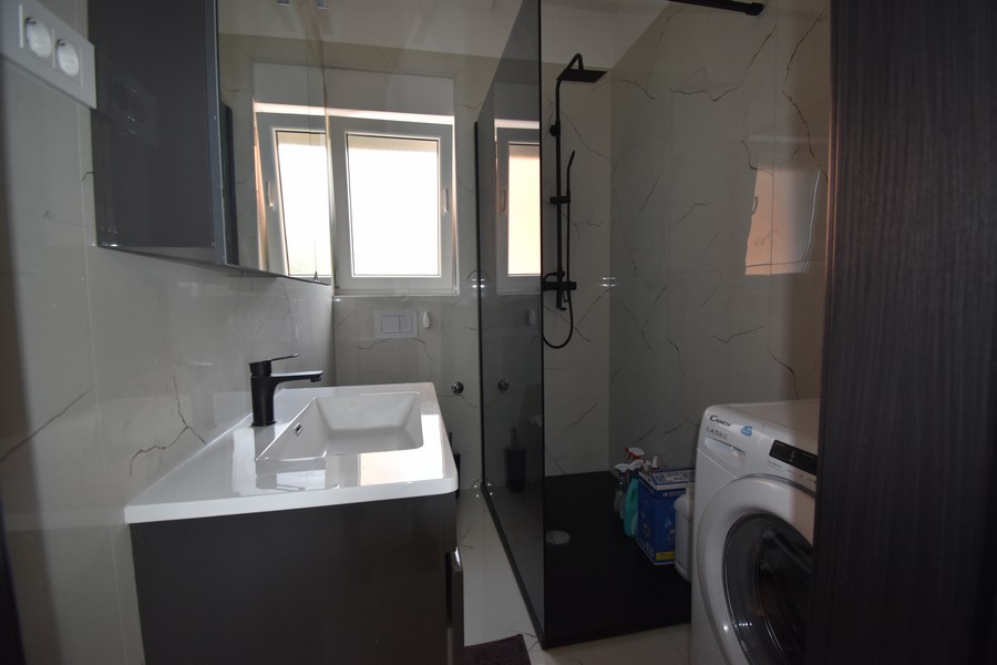 Nowoczesna łazienka z kabiną prysznicową i pralką, część Nieruchomości Chorwacja