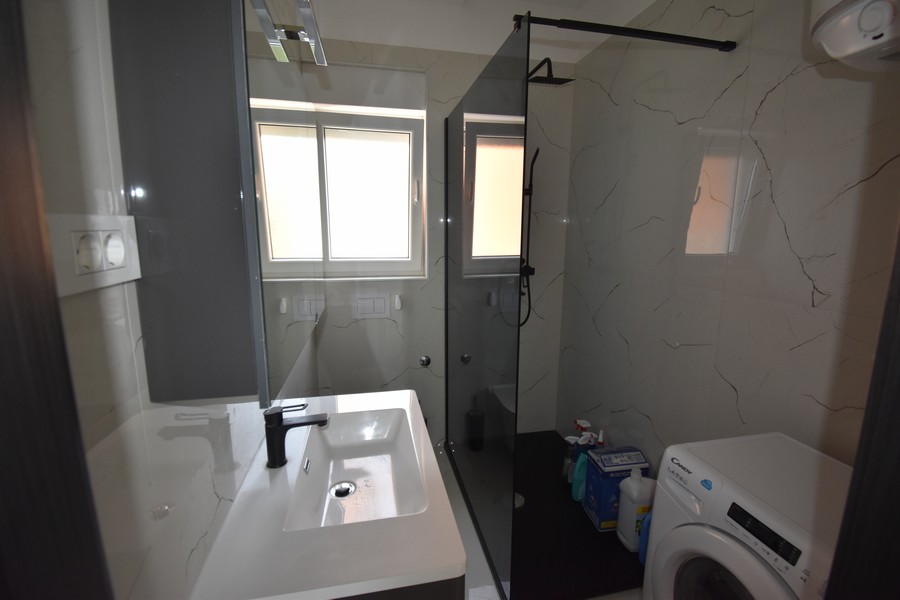 Współczesny projekt łazienki ze wszystkimi udogodnieniami, jakie można znaleźć w nieruchomościach w Chorwacji