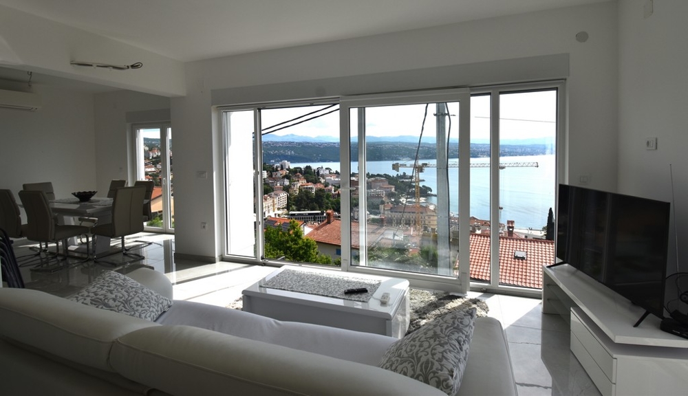 Pokój dzienny z panoramicznym widokiem na morze ukazującym piękno nieruchomości w Chorwacji