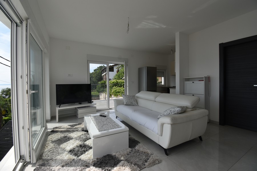 Jasny salon z dużymi oknami i widokiem na morze, nieruchomość w Chorwacji