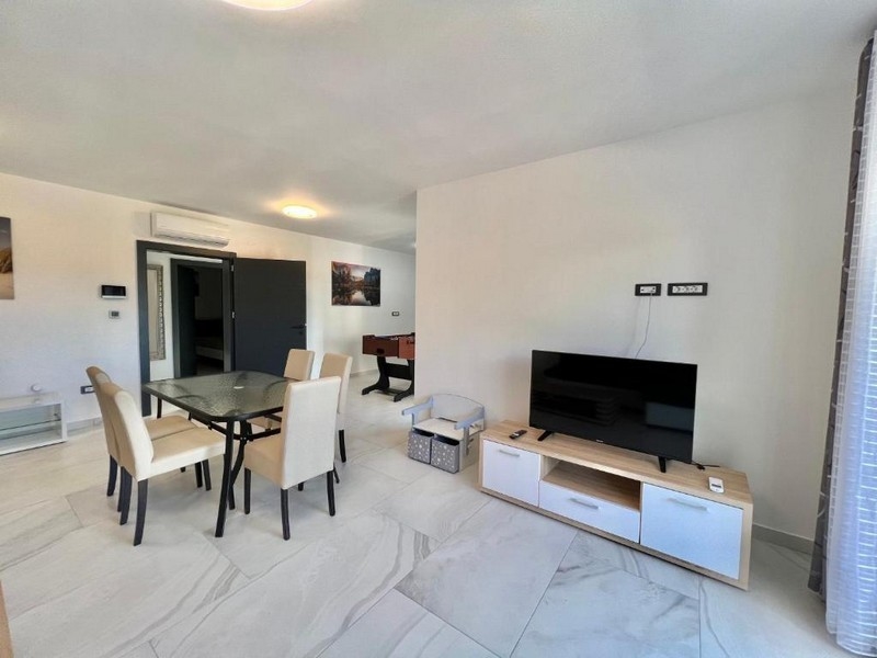 Nieruchomość w Chorwacji, apartament z widokiem na morze, salonem i jadalnią