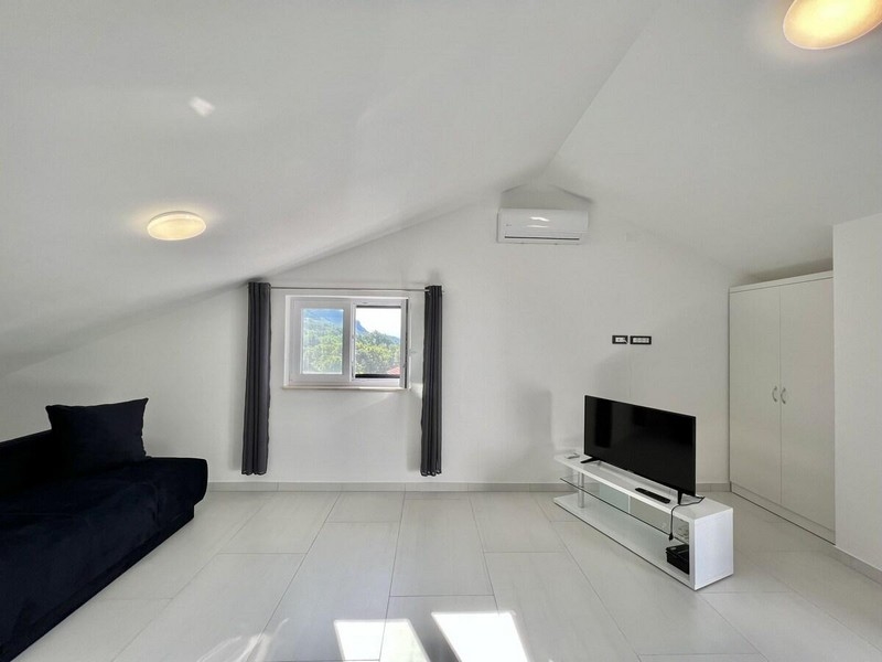 Pokój dzienny z sofą i telewizorem