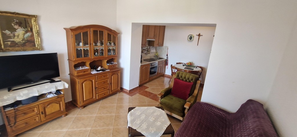 Apartamenty z widokiem na morze w Chorwacji - pokój dzienny z wyjściem na balkon i widokiem na morze